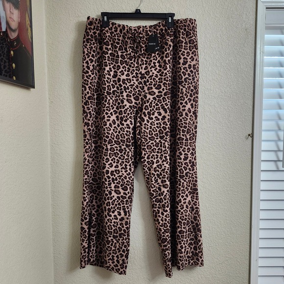 NEW Torrid Size 1 SHORT Leopard Crepe High Rise Wide Leg Studio Pants 1X - Picture 4 of 16